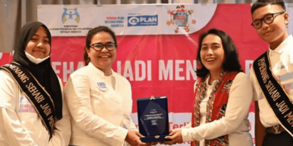 Nazla Mariza receiving an award.