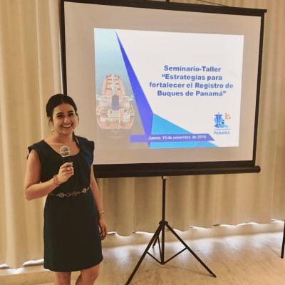 A similing Beatriz Gonzalez, holding a microphone.